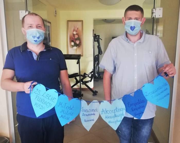 Pokaż zdjęcie: Uczestnicy WTZ MADA z przygotowaną na 2 kwietnia dekoracją z serc