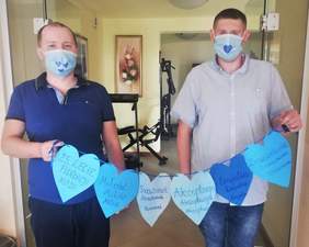 Pokaż zdjęcie: Uczestnicy WTZ MADA z przygotowaną na 2 kwietnia dekoracją z serc