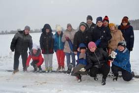 Pokaż zdjęcie: Uczestnicy WTZ podczas zabaw na śniegu,fot.WTZ Janowica