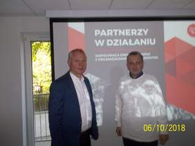 Pokaż zdjęcie: Pracownik PFRON i dr Łukaszewski pozują do zdjęcia