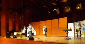 Pokaż zdjęcie: wręczenie nagród laureatom 