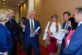 Pokaż zdjęcie: Mirosław Przewoźnik – Dyr.  Biura Pełnomocnika Rządu ds. ON, Krzysztof Michałkiewicz – Sekretarz Stanu w MRPiPS,  Marta Mordarska – Dyr. Oddziału  PFRON, Piotr Ćwik – Woj. Małopolski, Urszula Rusecka  oraz  Józef Leśniak – Posłowie na sejm RP