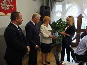 Pokaż zdjęcie: Przekazanie promes przedstawicielom szkół podstawowych z powiatu nowosądeckiego