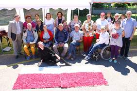 Pokaż zdjęcie: uczestnicy pikniku 