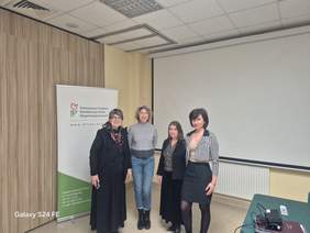 Pokaż zdjęcie: Na tle rollup-u z logo Funduszu pozują do zdjęcia cztery kobiety.