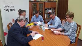 Pokaż zdjęcie: podpisanie umowy z przedstawicielami firmy MUSI sp. z o.o.