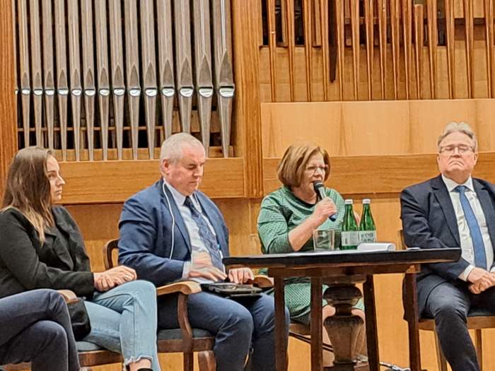 Eksperci podczas debaty, przemawia Dyrektor Aleksandra Gierej