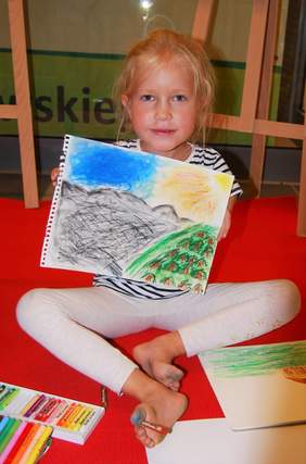 Pokaż zdjęcie: Martynka Gruca ze swoim rysunkiem