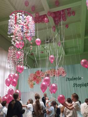 Pokaż zdjęcie: Radość dzieci w czasie obchodów jubileuszu