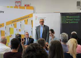 Pokaż zdjęcie: Paneliści: Pełnomocnik Rządu RP ds. Osób Niepełnosprawnych Krzysztof Michałkiewicz oraz Dyrektor Oddziału Lubelskiego PFRON Jerzy Dębski