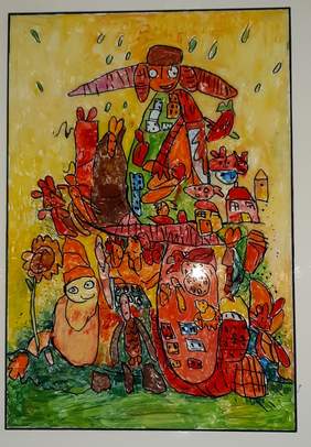 Pokaż zdjęcie: Dużo intensywnej czerwieni, ciemnego żółtego, groszkowej zieleni. Na środku dwie postacie siedzące na zielonej łące z kolorowymi zabawkami (deskorolka, kwiatek, misiu). Jedna z nich się uśmiecha i siedzi pomiędzy zabawkami. Druga jest po lewej 