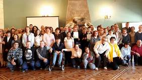 Pokaż zdjęcie: Uczestnicy gali wręczenia nagród laureatom etapu wojewódzkiego Konkursu "Sztuka Osób Niepełnosprawnych"