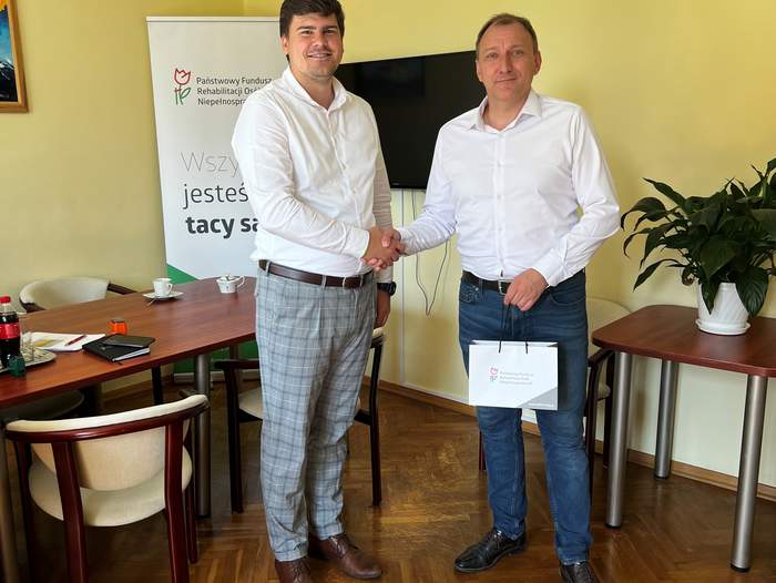 Pokaż zdjęcie: Gabinet Dyrektora Oddziału. Panowie ściskają swoje dłonie w geście porozumienia