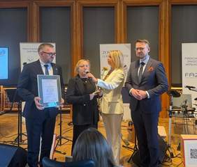 Wręczenie wyróżnień podczas Gali Lodołamacze 2026. Na pierwszym planie znajdują się laureaci z certyfikatami, a przy nich osoby wręczające nagrody. Uroczystość odbywa się w reprezentacyjnej sali z drewnianym wystrojem, przed zgromadzoną publicznością.