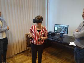 Pokaż zdjęcie: prezentacja gogli vr podczas szkolenia