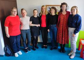 Pokaż zdjęcie: Kobiety w różnym wieku stojące na tle ściany 