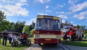 Pokaż zdjęcie: Na zdjęciu na tle błękitnego nieba stoi zabytkowy autobus - atrakcja Pikniku Wdzięczności w Piwnicznej-Zdroju.