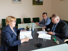 Pokaż zdjęcie: Marta Mordarska, Dyrektor Małopolskiego Oddziału PFRON, Marcin Kopeć - Dyrektor Oddziału ZUS w Krakowie oraz Sebastian Stefański - Zastępca Dyrektora Oddziału ZUS podczas podpisywania umowy w ramach Programu "Stabilne Zatrudnienie"