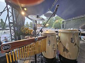 Zdjęcie instrumentów od sceny - bębny