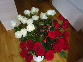 Pokaż zdjęcie: Białe i czerowne róże również nawiązywały do tematu konkursu