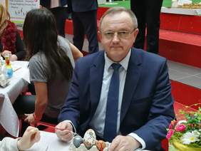 Pokaż zdjęcie: Dyrektor Oddziału Świętokrzyskiego PFRON Andrzej Michalski podczas malowania pisanek