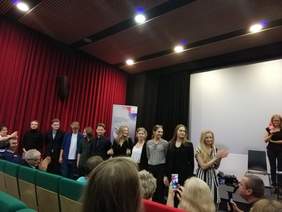 Pokaż zdjęcie: Aktorzy Szkoły Filmowej w Warszawie, odtwórcy głównych ról w filmie