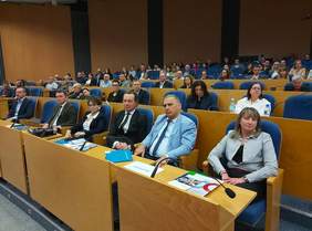 Pokaż zdjęcie: Sala konferencyjna wypełniona uczestnikami konferencji „Wizja Zero – od świadomości do działania” w Urzędzie Marszałkowskim Województwa Pomorskiego w Gdańsku. Uczestnicy siedzą przy drewnianych ławach i słuchają prelekcji dotyczących bezpieczeństwa pracy.