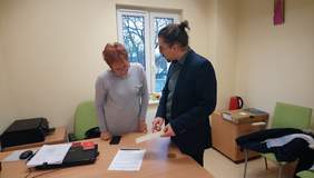 Pokaż zdjęcie: Podczas aukcji sprzedano wiele prac plastycznych uczestników WTZ z Gryfina 