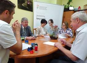 Pokaż zdjęcie: podpisanie umowy z przedstawicielami Powiatu Łódzkiego Wschodniego przez Andrzeja Opalę Starostę i Ewę Gładysz Wicestarostę 