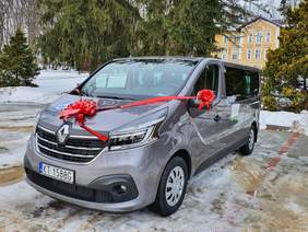 Pokaż zdjęcie: Nowy samochód dla mieszkańców Domu Pomocy Społecznej w Karwodrzy. Na zdjęciu samochód symbolicznie przewiązany czerwoną wstęgą