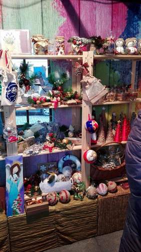 Pokaż zdjęcie: artystyczne wyroby podopiecznych stowarzyszenia wystawione na kiermaszu świątecznym w Zgierzu