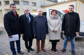 Pokaż zdjęcie: przekazanie busa 