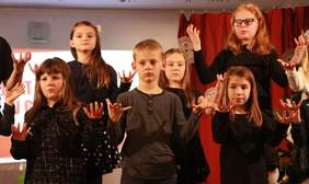 Pokaż zdjęcie: „Cicha noc” w języku migowym (źródło: ox-pl, fot. indi)