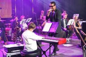 Pokaż zdjęcie: Występ Olafa Bielaka i Kordiana podczas fnału 11. Festiwalu Piosenki „Integracja malowana dźwiękiem” 