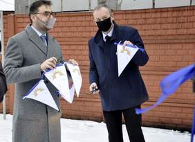 Pokaż zdjęcie: Przecięcia wstęgi dokonali burmistrz Aleksandrowa Kuj. Arkadiusz Gralak i kierownik ŚDS Dawid Urbański