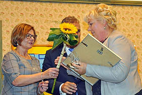 Wręczenie nagrody laureatce konkursu przez Dyrektorów Oddziałów PFRON