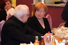 Pokaż zdjęcie: Dyrektor Marta Mordarska podczas spotkania wigilijnego nowosądeckich Amazonek