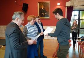 Pokaż zdjęcie: Przekazanie umów dotyczących dofinasowania kursów języka migowego Pracownikom MCK Sokół