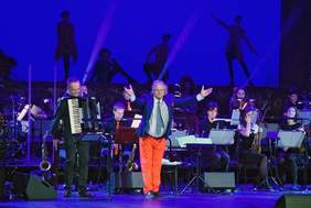 Pokaż zdjęcie: Koncert piosenek francuskich z okazji Dnia Godności Osób z Niepełnosprawnościami w Operze Nova w Bydgoszczy