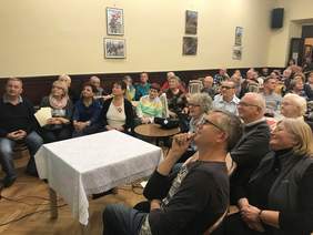 Pokaż zdjęcie: Uczestnicy konkursu historycznego w siedzibie PZG 