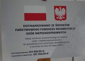 tablica informująca o dofinansowania, flaga i godło polskie, informacja że ze środków PFRON, kwoty: dofinansowania i projektu