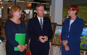 Pokaż zdjęcie: Od lewej: Dyrektor Marta Mordarska, Wojewoda Piotr Ćwik oraz Minister Elżbieta Rafalska