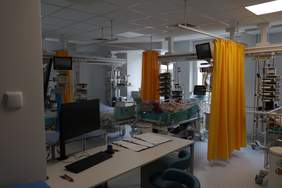 Pokaż zdjęcie: Sala oddziału Anestezjologii i Intensywnej Terapii.