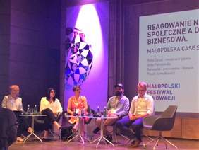 Pokaż zdjęcie: Moderator oraz uczestnicy sesji panelowej "Reagowanie na problemy społczne a działalność biznesowa. Małopolska case study"