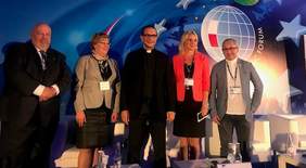 Pokaż zdjęcie: Panel dyskusyjny "Jak pomagać w czasach kryzysu"