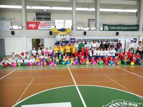 Pokaż zdjęcie: Pamiątkowe zdjęcie grupowe uczestników i organizatorów