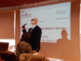 Pokaż zdjęcie: Otwarcie konferencji przez Marka Kalbarczyka Prezesa Fundacji Szzansa dla Niewidomych