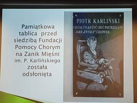 Pokaż zdjęcie: Tablica pamiątkowa nadania patrona Fundacji Piotra Karlińskiego