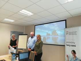 Pokaż zdjęcie: Prowadzący spotkanie warsztatowe