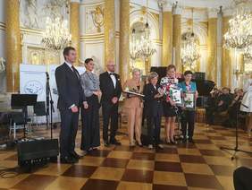 Pokaż zdjęcie: Wręczenie wyróżnienia